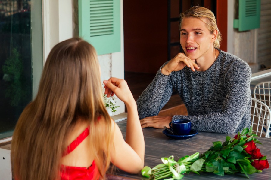 5 psichologinės taktikos, kurios padeda sužibėti greitajame pasimatyme