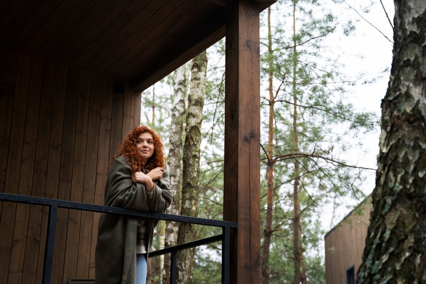 Šildymo sezonas prasidėjo: kaip medienos apdaila padeda taupyti energiją