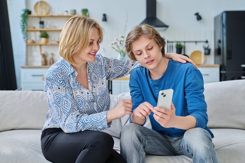 Ar turite teisę tikrinti vaiko telefoną? Klausimas, dėl kurio nesutaria net patys tėvai
