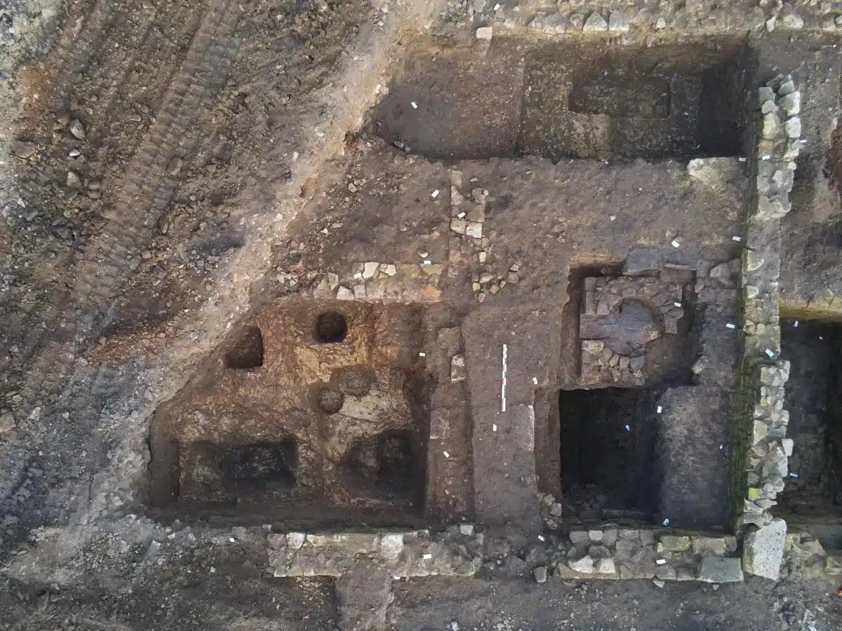 Po romėnų namo grindimis — amforos su 40 tūkst. monetų: kodėl archeologai sako, kad tai ne lobis