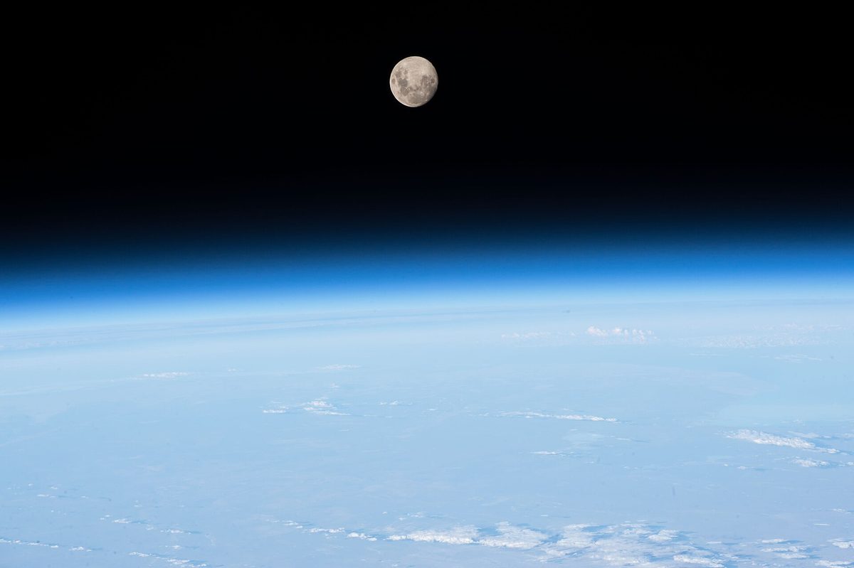 Plonas Žemės atmosferos sluoksnis, matomas iš orbitos saulėtekio metu